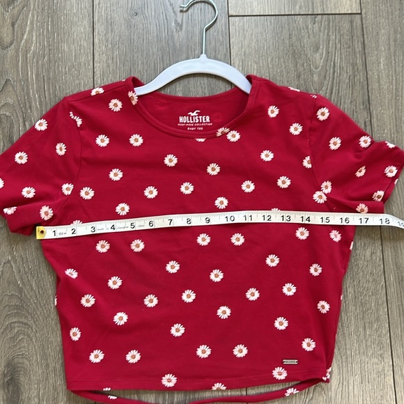 Hollister must have collection, baby tee, Size: Medium top red with daisies - Picture 5 of 8